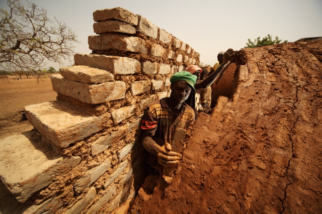 Laying bricks - Earth Roofs in the Sahel Program