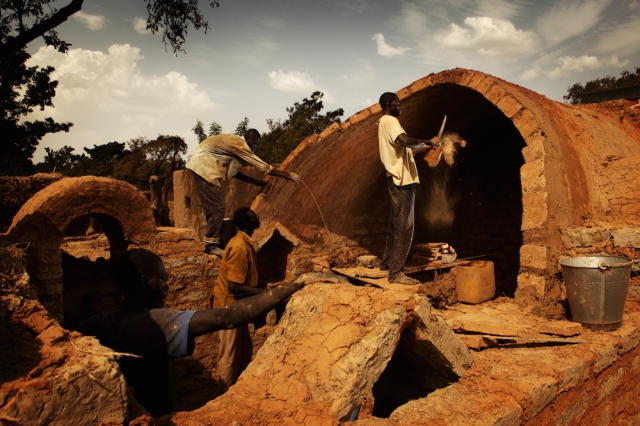 Working together on construction of a house - Earth Roofs in the Sahel Program